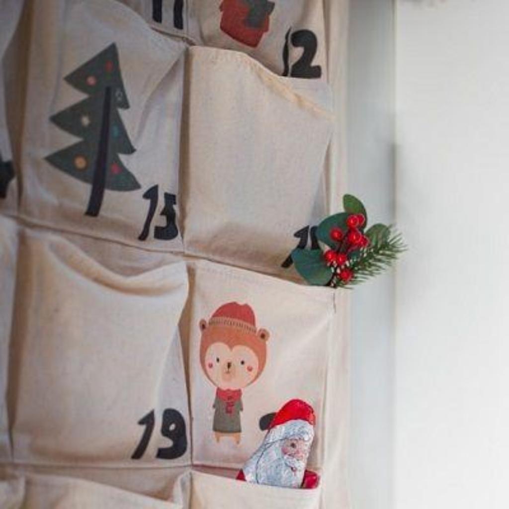 https://unsplash.com/de/fotos/ein-weihnachtlicher-wandbehang-an-einer-wand-JuQQw6HaxHI